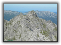 Blick zurck zur Hochgehrenspitze. In der Bildmitte ist eine Seilschaft der Bergschule Kleinwalsertal zu sehen